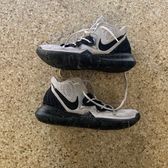 Kyrie Oreo 5 Size 8 M/ 9.5 W